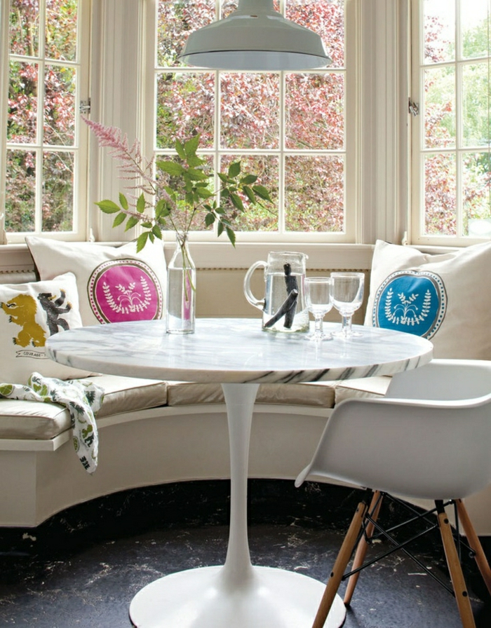1-table-tulipe-en-marbre-blanc-sol-noir-coussins-décoratifs-fleurs-sur-la-table-canapé-beige