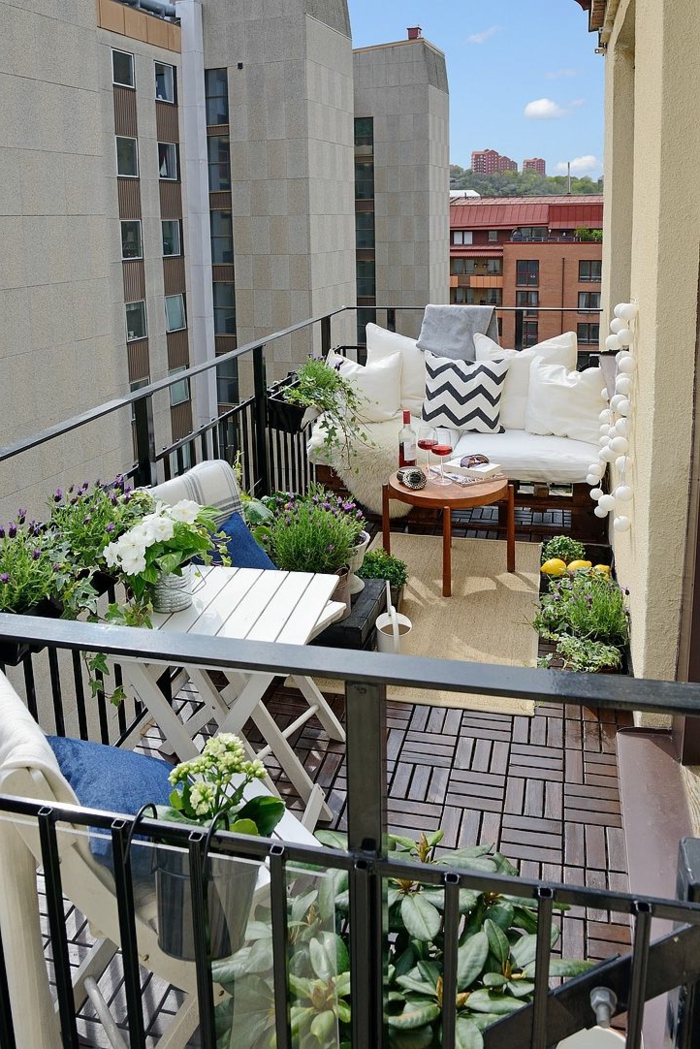 1-terrasse-en-ville-sol-plancher-en-bois-canapé-pour-la-terrasse-belle-vue-balcon-canapé-blanc-coussins