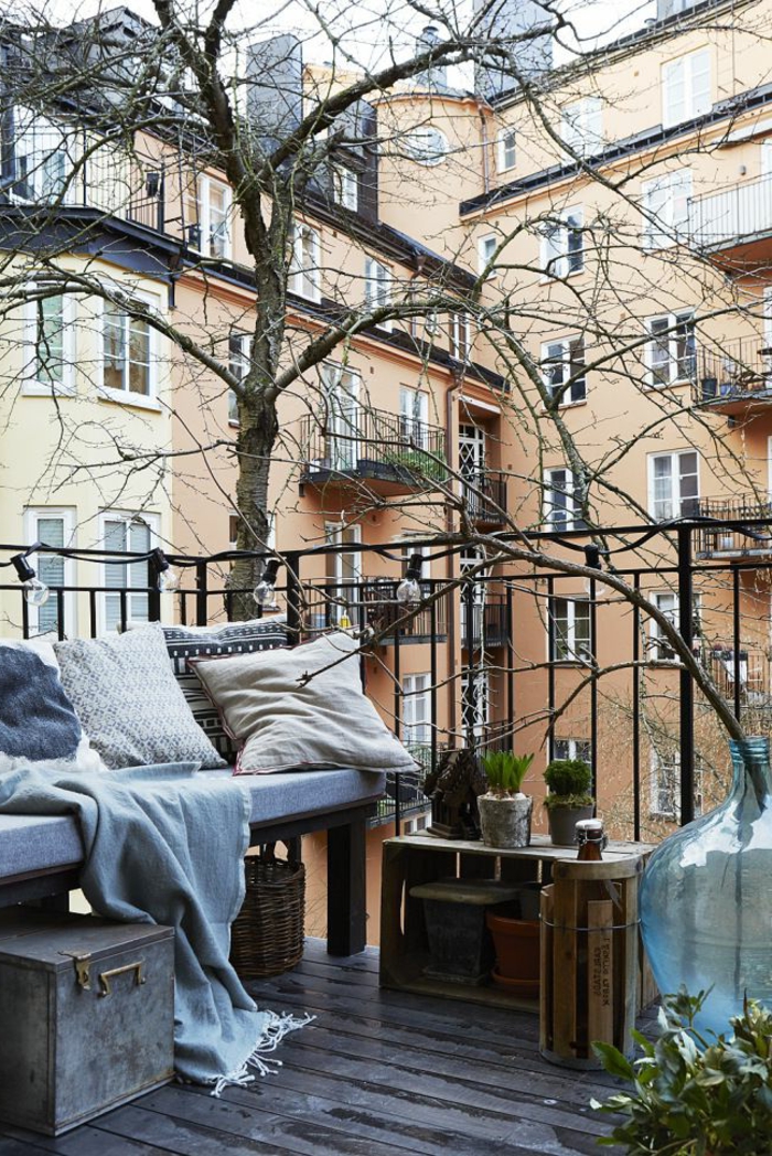 1-terrasse-en-ville-sol-plancher-en-bois-canapé-pour-la-terrasse-belle-vue-balcon