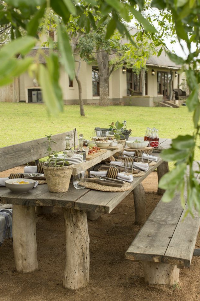 1-une-belle-table-rustique-en-bois-massif-pour-aménager-le-jardin