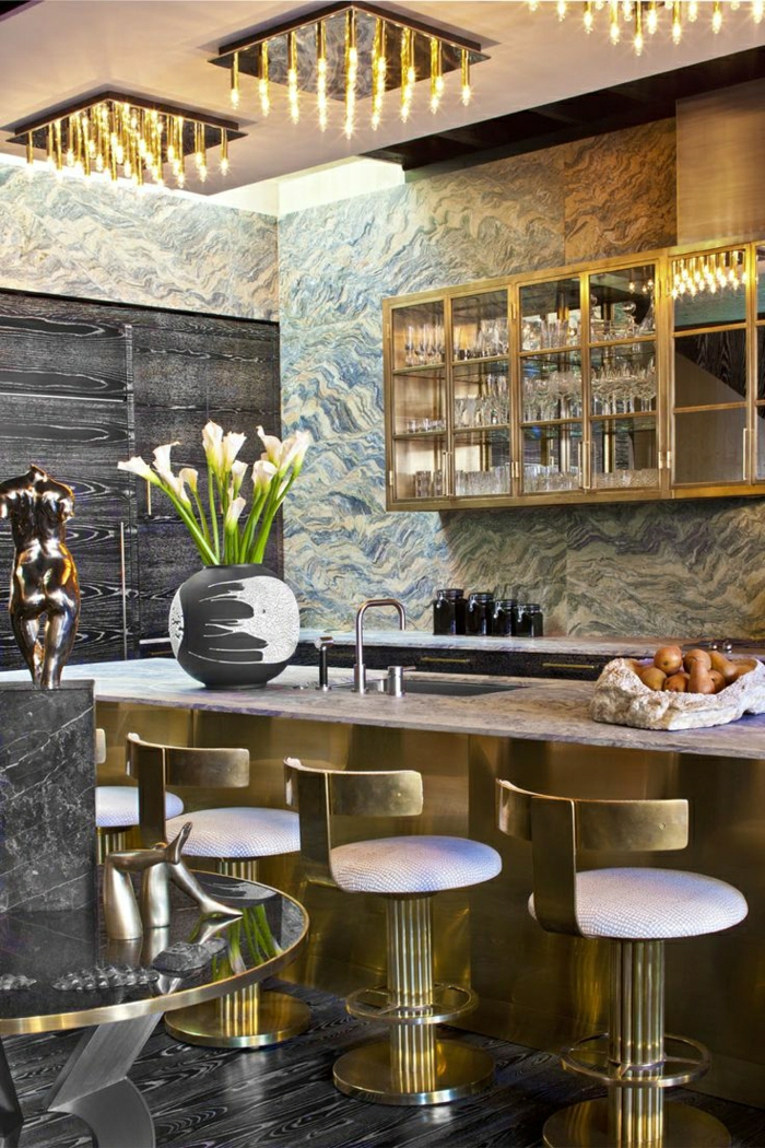 1-une-cuisine-de-luxe-chaise-bar-tabouret-de-cuisine-fleurs-murs-colorés