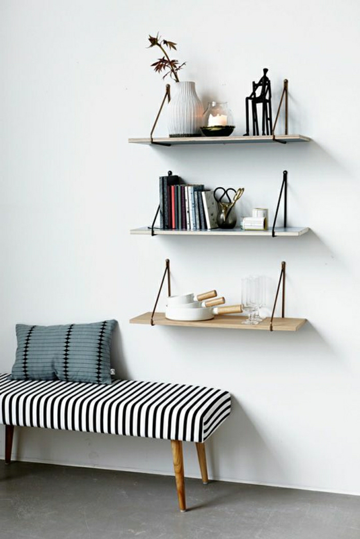 1-étagère-murale-petite-étagère-salon-canapé-blanc-noir-mur-blanc-etagere-en-bois-coussin