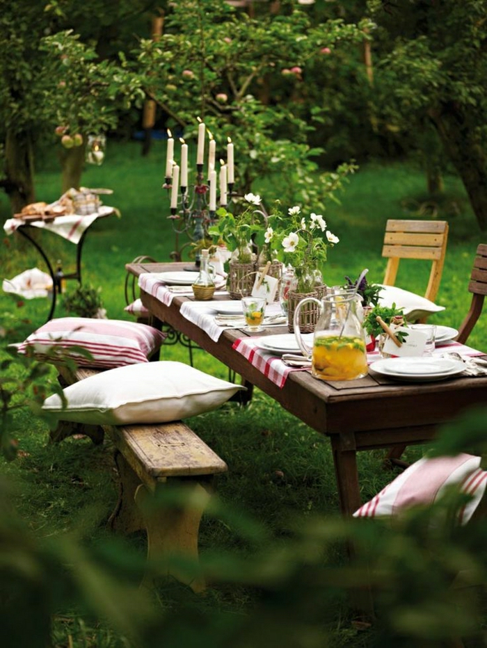 2-table-basse-de-jardin-pelouse-verte-coussins-décoration-de-table-banc-en-bois-table-et-banc