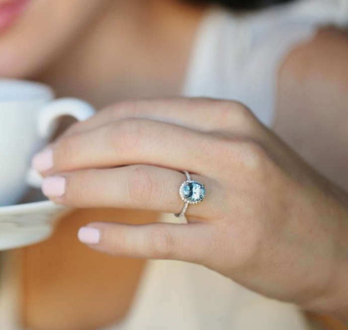 Bague-aigue-marine-main-avec-anneau-tasse-de-café