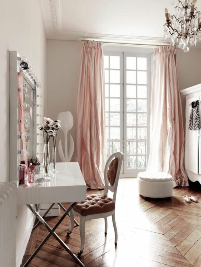 Deco-chambre-romantique-idées-coiffuse-chaise-baroque