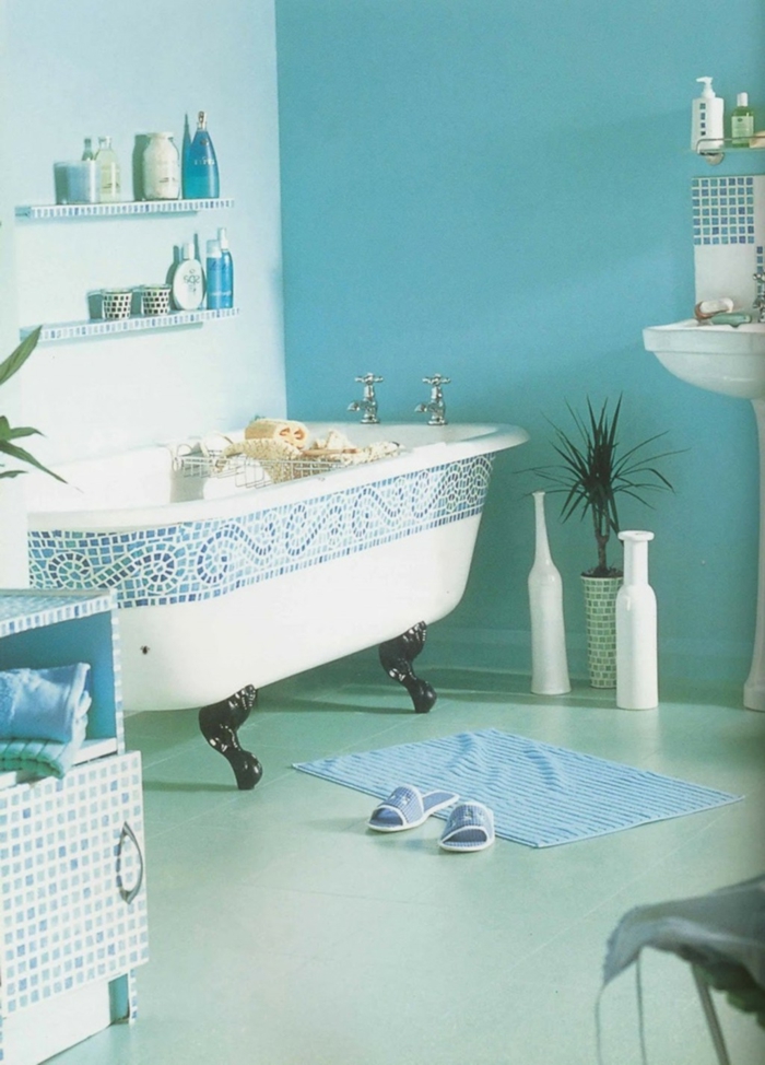 Décoration-en-couleur-marine-aigua-salle-de-bain-bath-tube