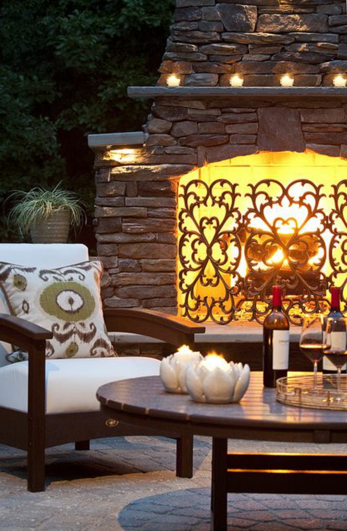 ambiance-romantique-meubles-de-jardin-lanterne-exterieur-cheminée-extérieur