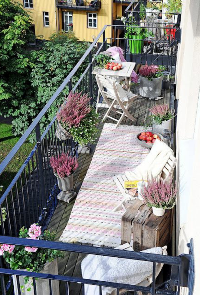 amenager-sa-terrasse-terrasse-en-ville-tapis-coloré-fleurs-sur-la-terrasse