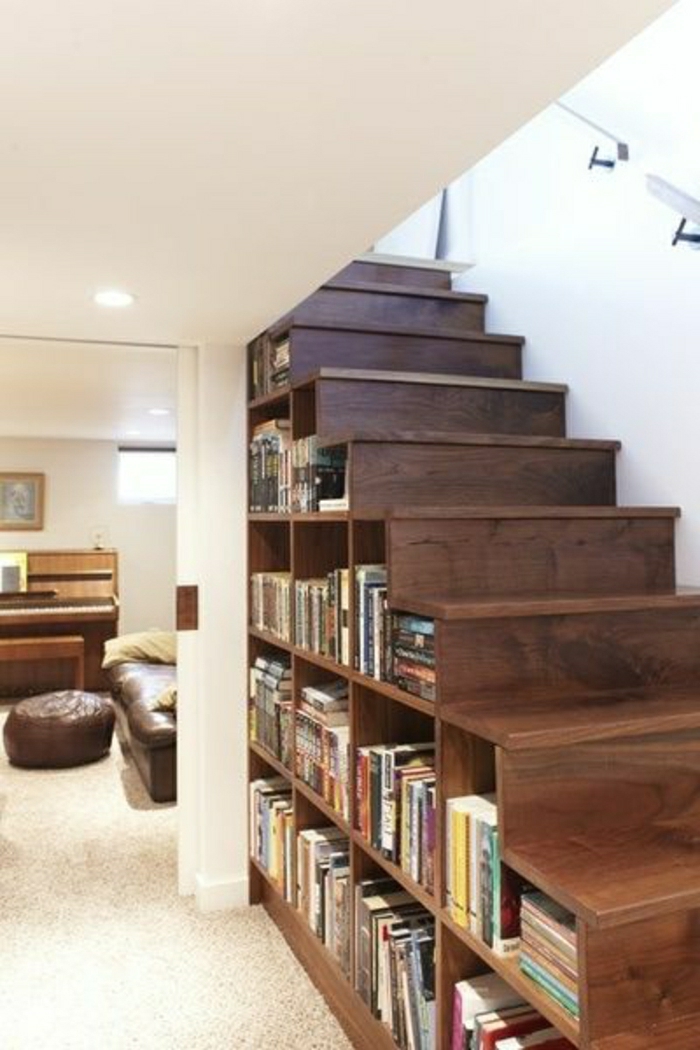 aménagement-sous-escalier-bibliothèque-sous-escalier-en-bois-marron-foncé-escalier-en-bois