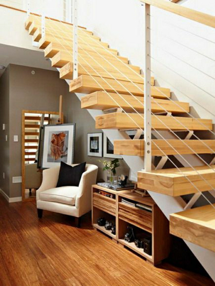 aménagement-sous-escalier-meubles-sous-escalier-canapé-sous-escalier-parquet-coussin-noir