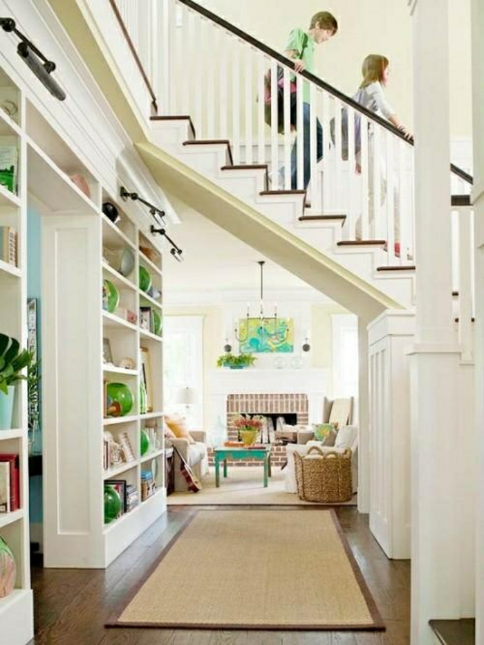aménagement-sous-escalier-tapis-beige-maison-déco-blanc-chambre-lumineuse