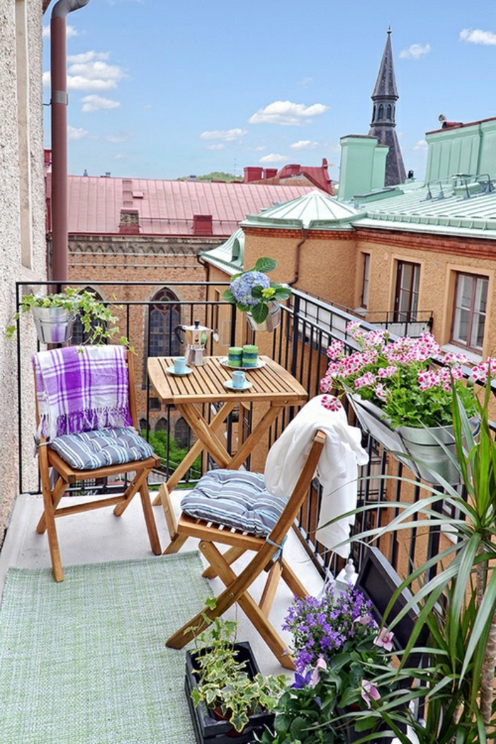 aménager-sa-terrasse-belle-vue-terrasse-en-ville-plantes-vertes-fleurs-balcon