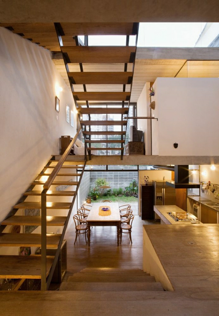 appartement-intérieur-moderne-atypique-sol-en-bois-escalier-belle-vue-fenetre-grande