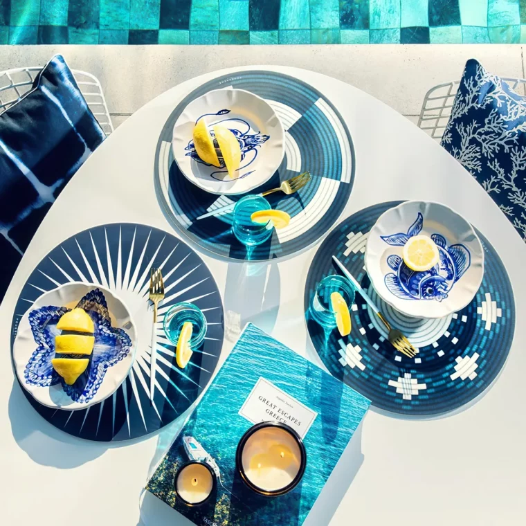 assiettes et bol en blanc et bleu deco table marine