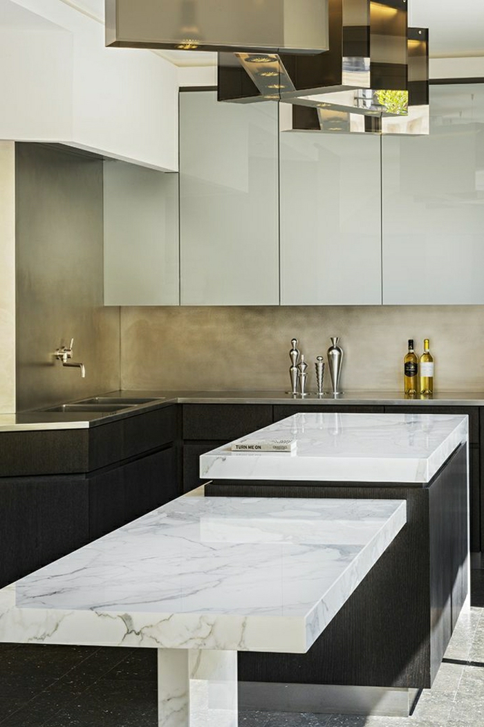 bar-de-cuisine-haute-en-marbre-blanc-cuisine-moderne-meubles-noirs-sol-carrelage-gris