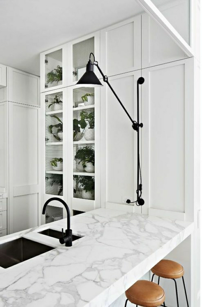 bar-de-cuisine-haute-en-marbre-blanc-meubles-blancs-aménagement-blanc-vasque-noir