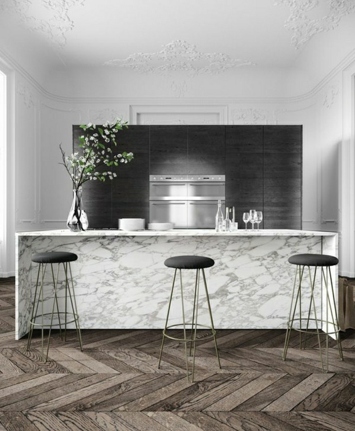 bar-de-cuisine-marbre-fleurs-sol-en-parquet-plafond-blanc-mur-blanc-cuisine-lumière