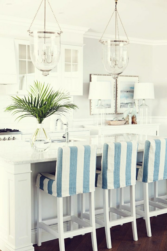 belle-cuisine-de-style-marin-idée-chaise-marine-meuble-marine-décoration-marine