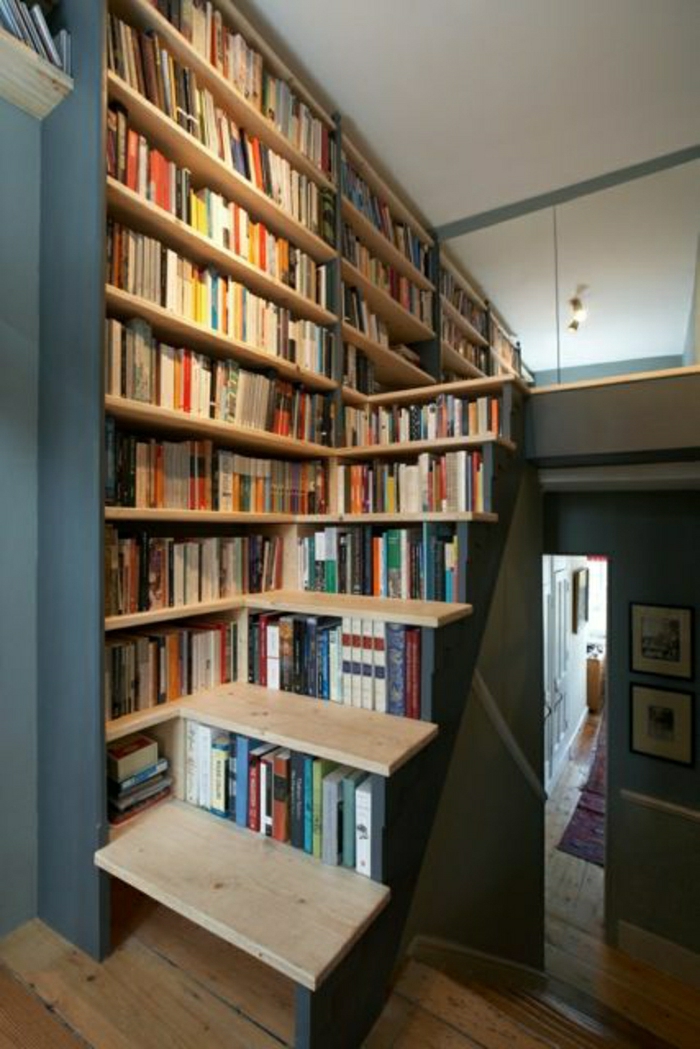 bibliothèque-sous-escalier-en-bois-bleu-foncé-aménagement-sous-escalier