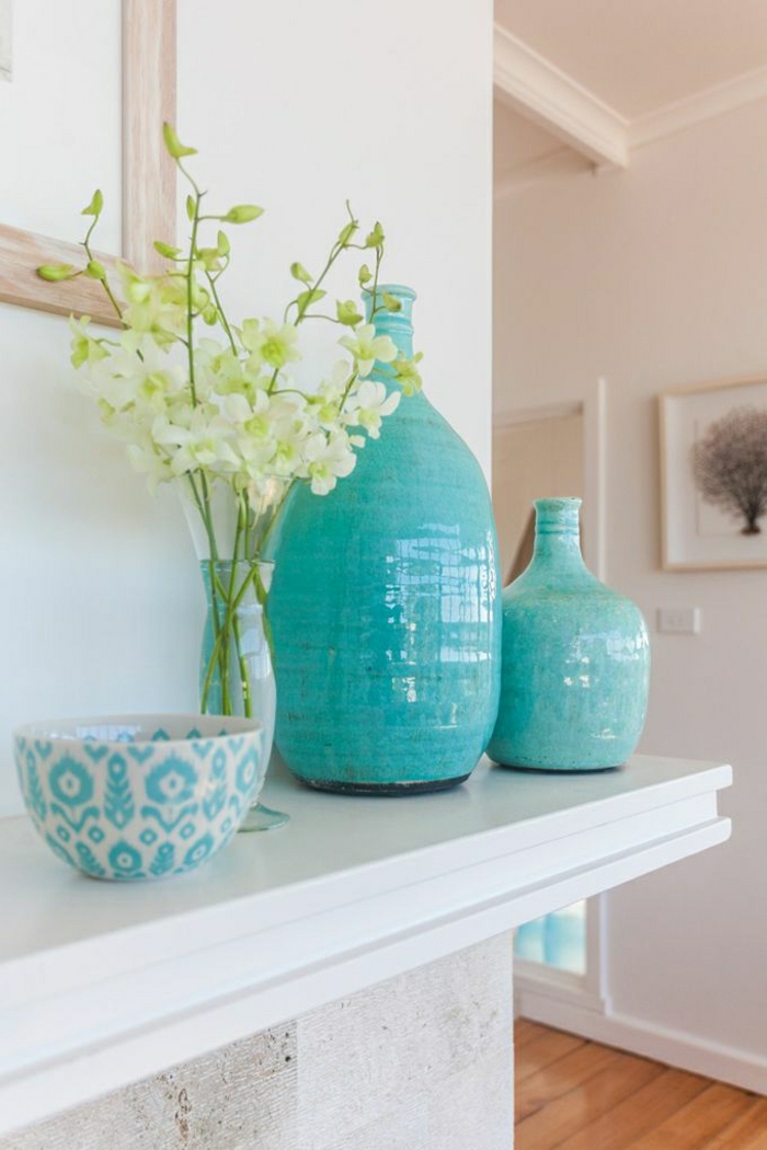 bleu-turqoise-meubles-couleur-turquoise-vase-fleurs-blancs-sol-parquet