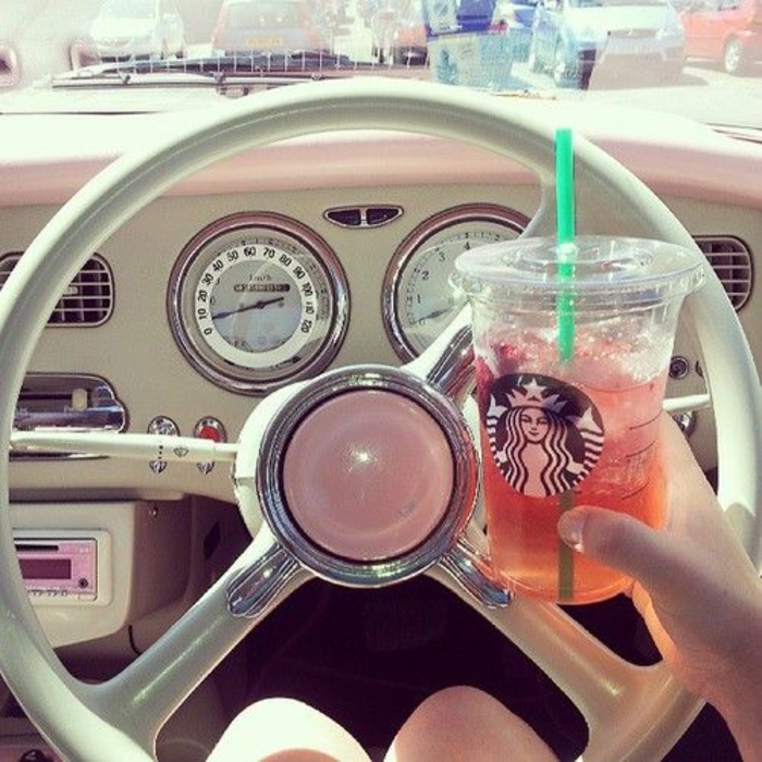 boisson-energisante-dans-le-gobelet-starbucks-rose-voiture