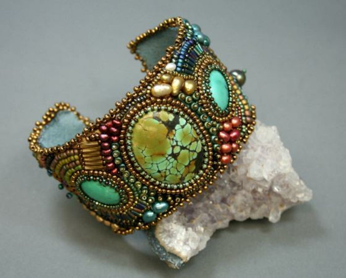 bracelet-manchette-perles-et-pierres-colorées