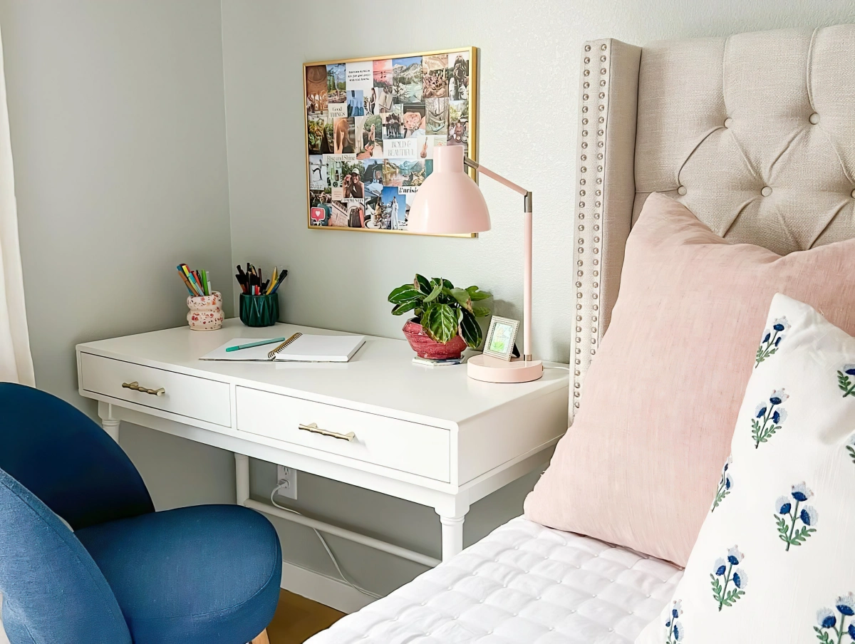 bureau bois blanc tete de lit capitonne coussins decoratifs chaise bleu tissu