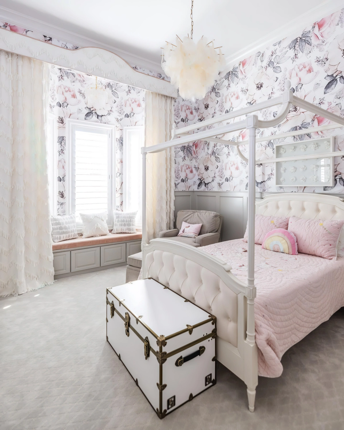 cadre de lit bois tete capitonne papier peint motifs fleurs rideaux blancs