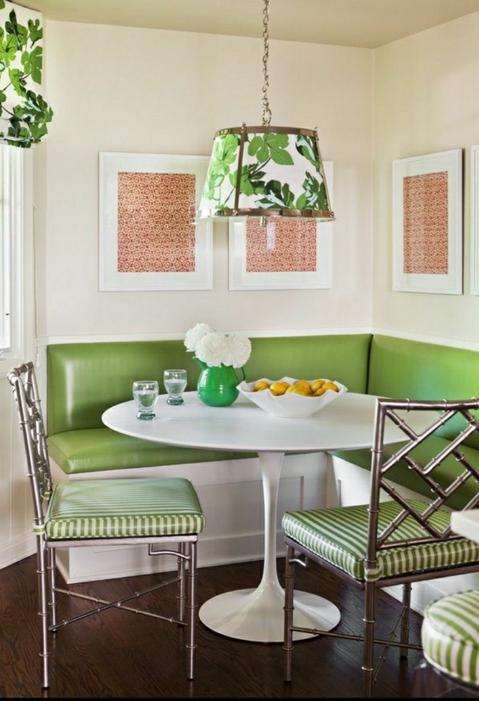 canapé-vert-table-tulipe-plastique-blanche-lustre-salle-de-séjour-moderne-chaises-a-rayures