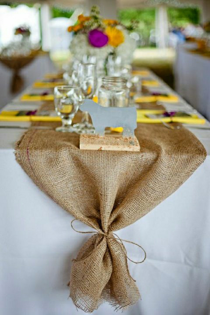centre-de-table-beige-nappe-blanche-décoration-de-table-set-de-table