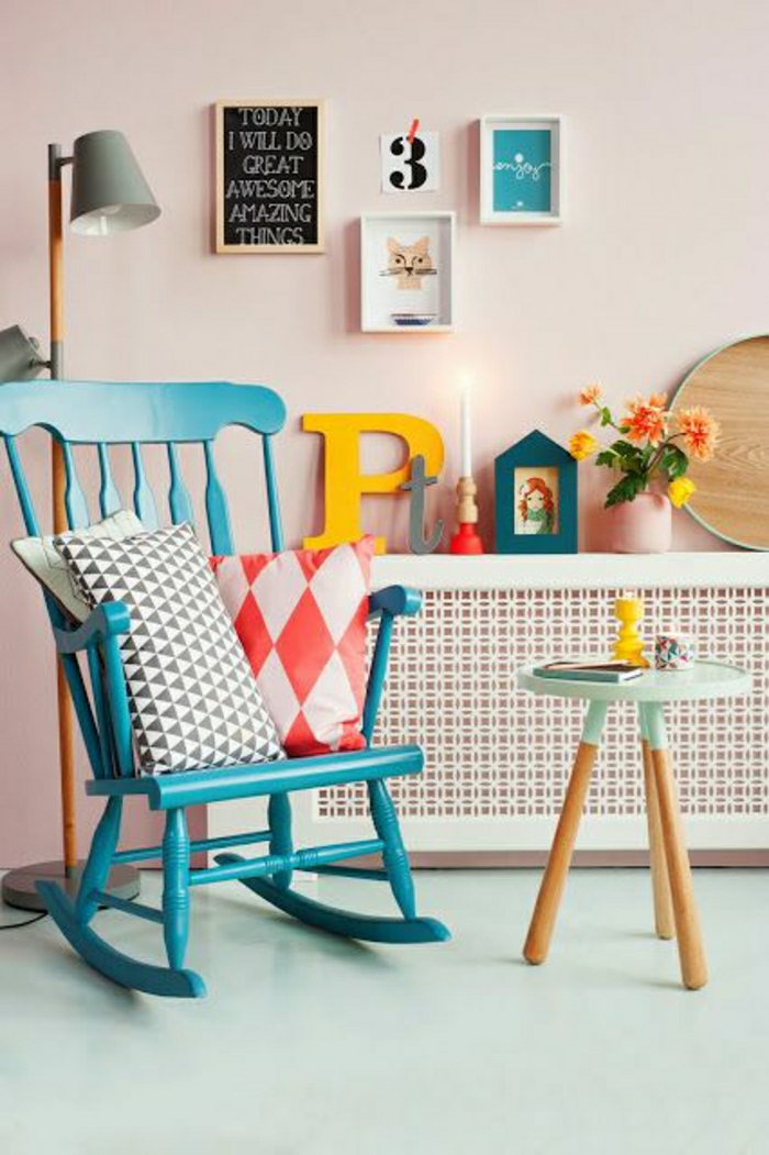 chaise-berçante-en-bois-bleu-coussins-décoratifs-sol-en-lin-bleu-clair-mur-rose