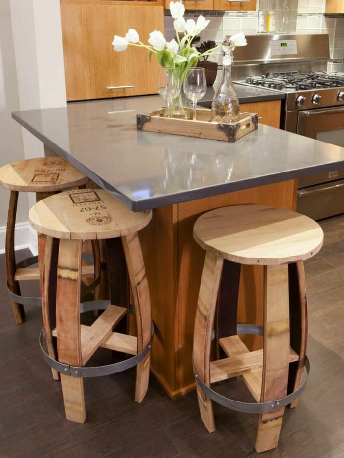 chaise-en-bois-haute-bar-fleurs-cuisine-moderne-sol-en-parquet-marron-foncé-chaises