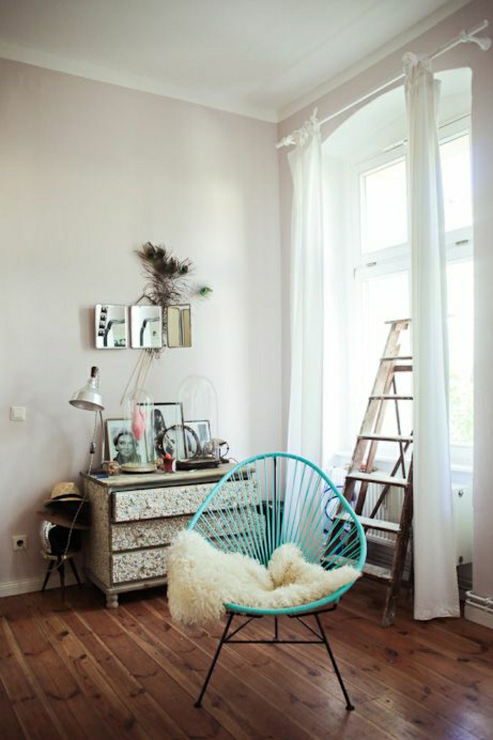 chaise-en-fer-turqoise-mur-beige-sol-en-parquet-foncé-décoration-murale