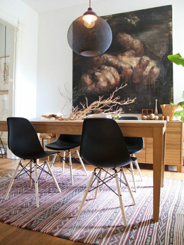 chaise-en-plastique-noir-tapis-coloré-sol-en-parquet-table-en-bois