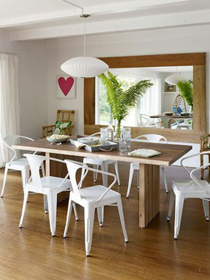 chaises-bistrot-blanches-et-table-en-bois