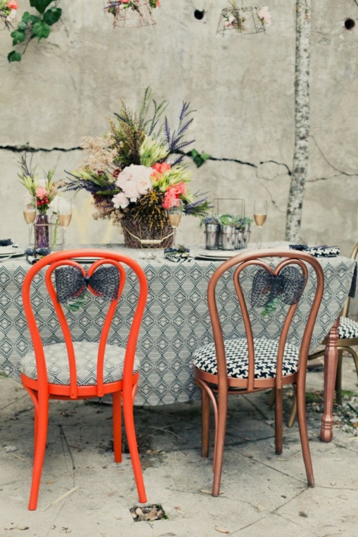 chaises-bistrot-colorées-et-simples