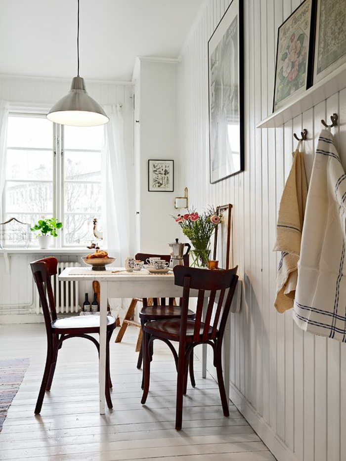 chaises-bistrot-en-bois-fonçé