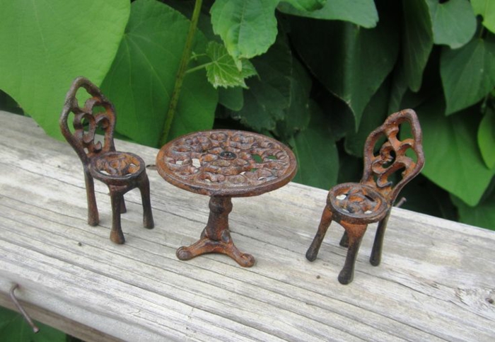 chaises-bistrot-miniature-chaises-et-table