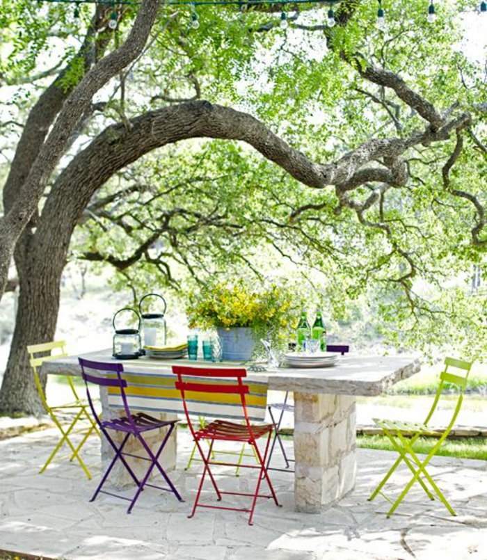 chaises-bistrot-pliantes-et-table-massive