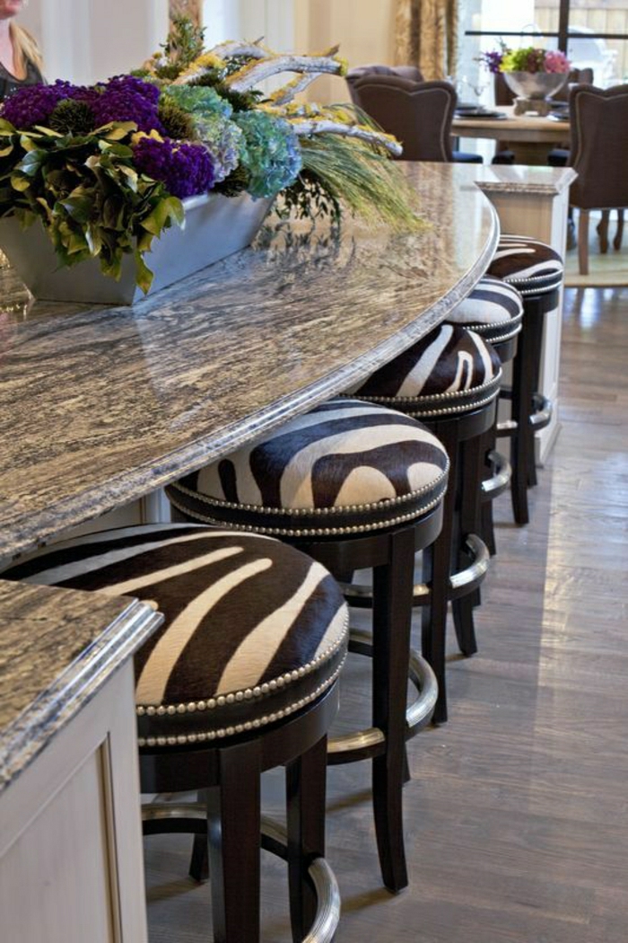 chaises-de-bar-hautes-de-style-élégant-bar-de-cuisine-fleurs