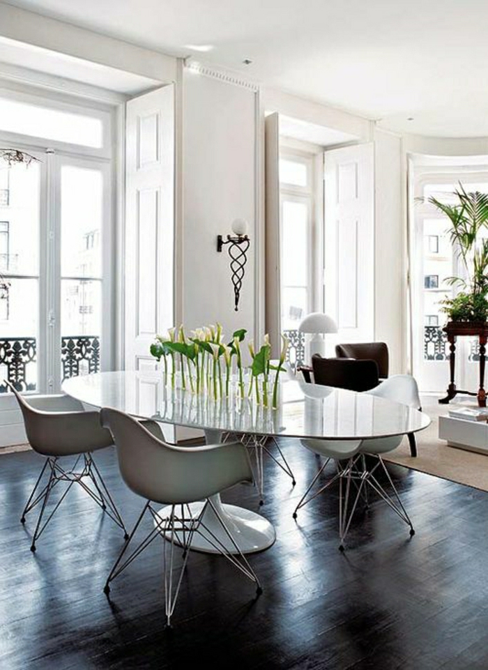 chaises-plastiques-blanches-sol-en-bois-noir-fenetres-grandes-lumière-chambre-lumineuse