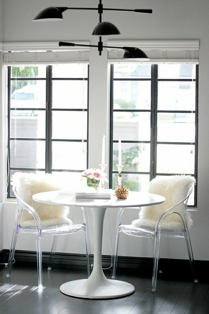 chaises-transparentes-sol-parquet-noir-fenetre-grande-salle-de-séjour-fenetre-grande