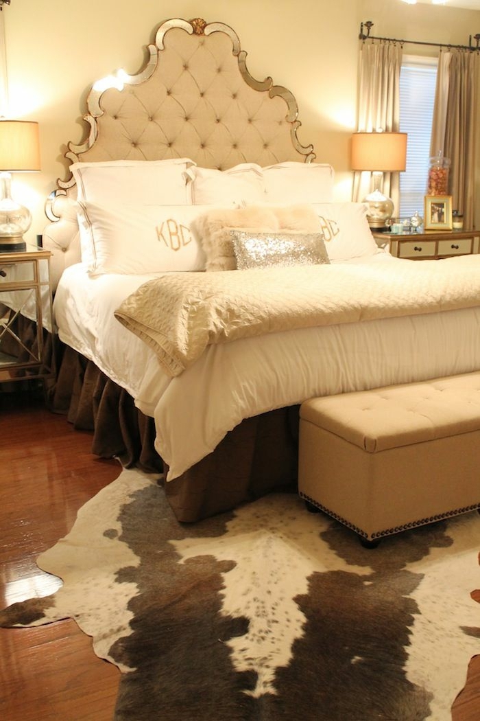chambre-a-coucher-avec-un-tapis-en-peau-parquet-foncé-chambre-de-luxe
