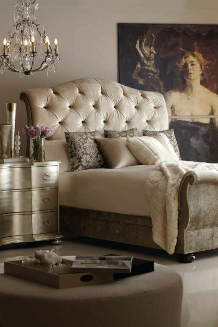 chambre-a-coucher-couleur-taupe-lustre-baroque-crystal-mur-taupe-canapé-taupe-lit