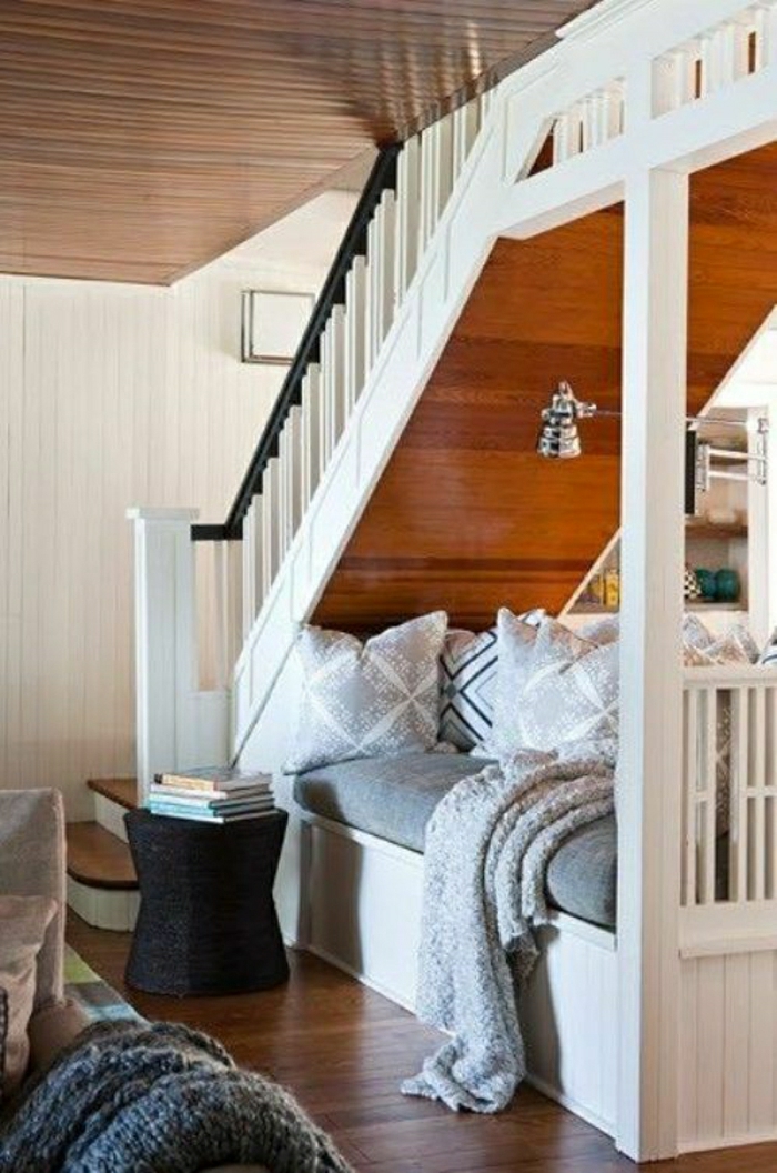 chambre-a-coucher-sous-escalier-lit-canapé-sous-escalier-aménager-petit-espace