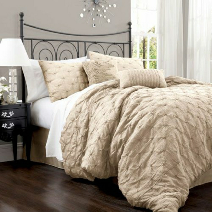 chambre-a-coucher-taupe-coussins-taupes-linge-de-lit-blanc-lit-taupe-en-fer-forgé