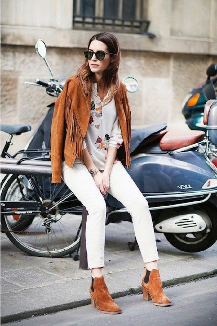 chaussures-en-daim-veste-en-daim-marron-combinaison-moderne-lunettes-de-soleil-noirs