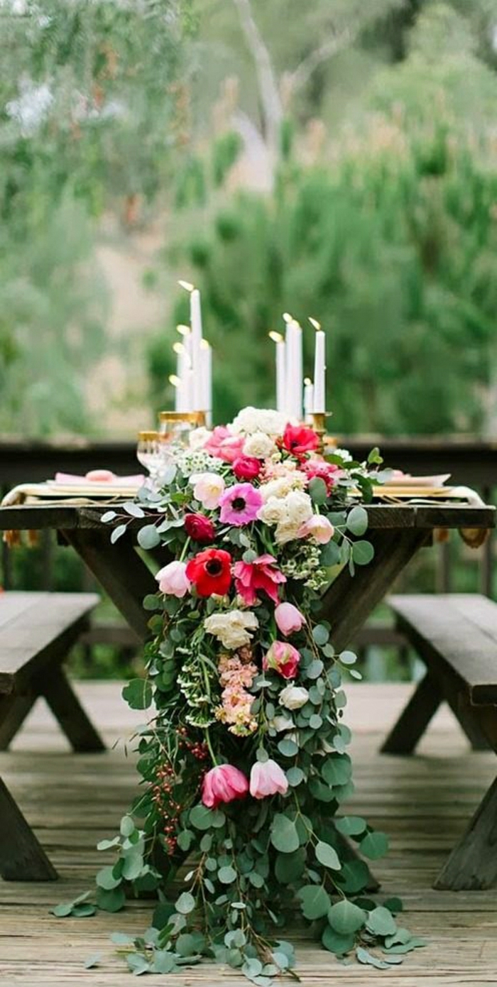 chemin-de-table-de-fleurs-décoration-de-mariage-bougies-blanches-fleurs