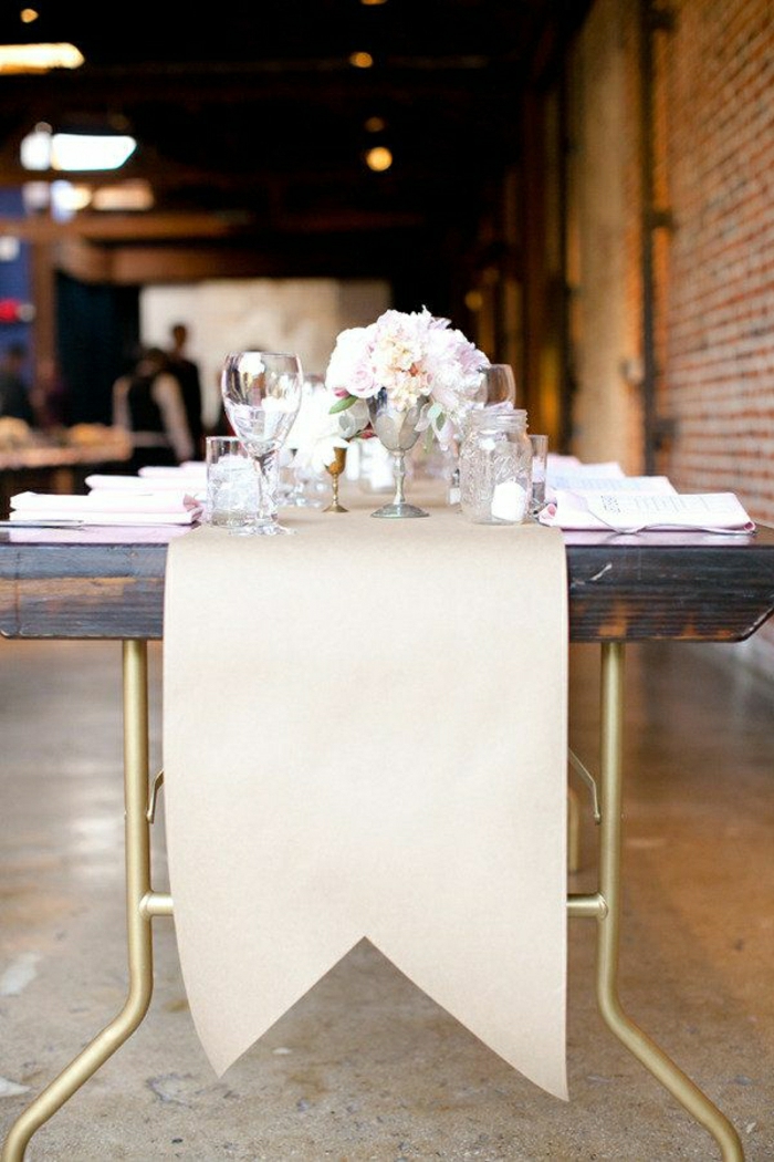 chemin-de-table-en-papier-table-fleurs-rose-blanc-set-de-table-mariage-idée-décoration