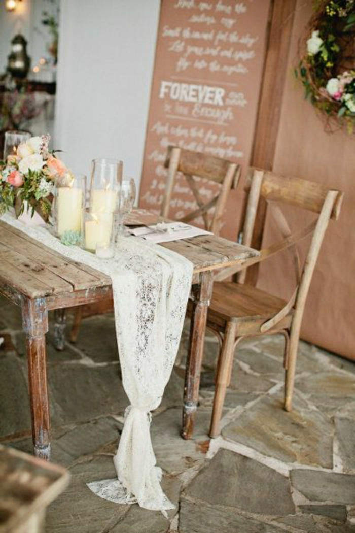 chemin-de-table-mariage-idée-nappe-table-en-bois-fleurs-sur-la-table